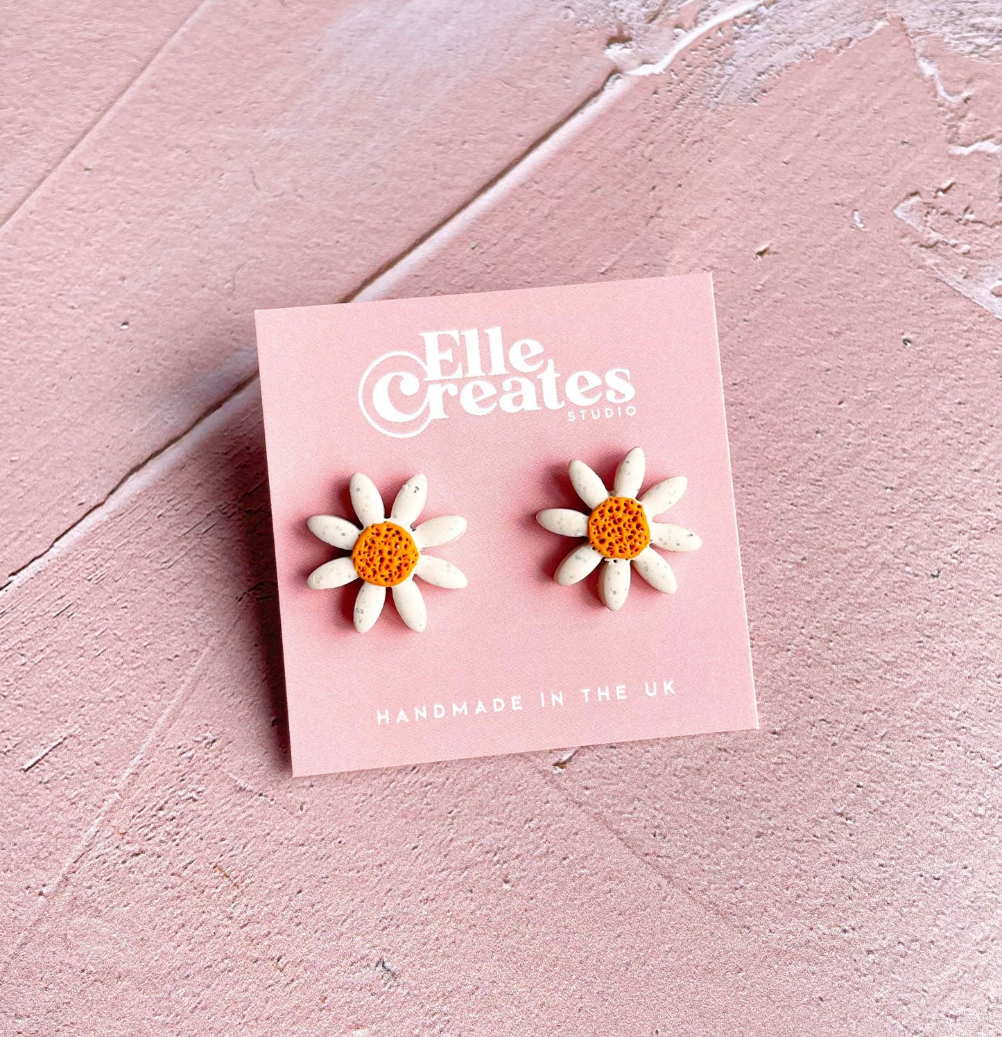 SPECKLED WHITE DAISY STUD EARRINGS