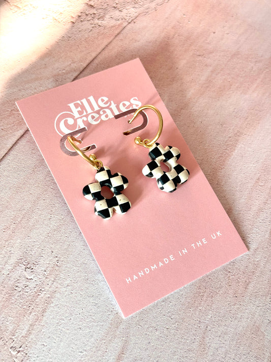 CHECKERED FLOWER HOOP EARRINGS