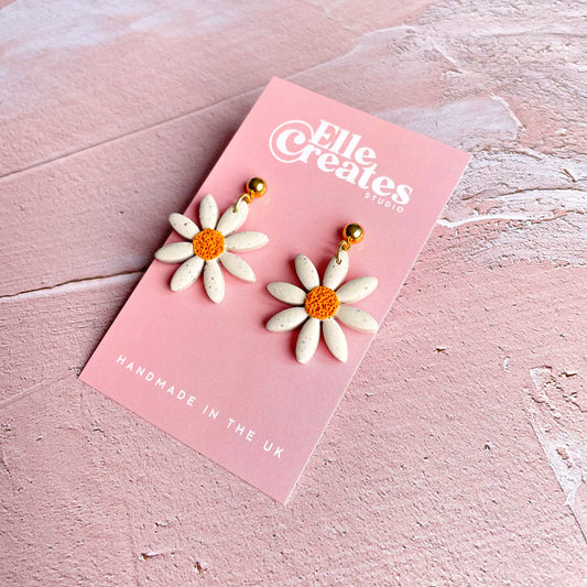 SPECKLED WHITE DAISY STATEMENT EARRINGS