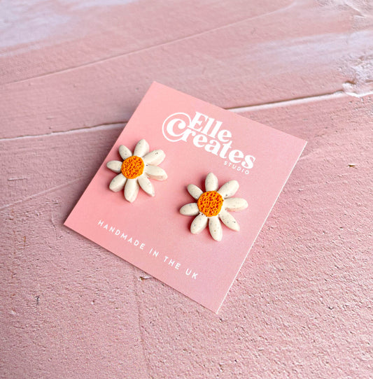 SPECKLED WHITE DAISY STUD EARRINGS