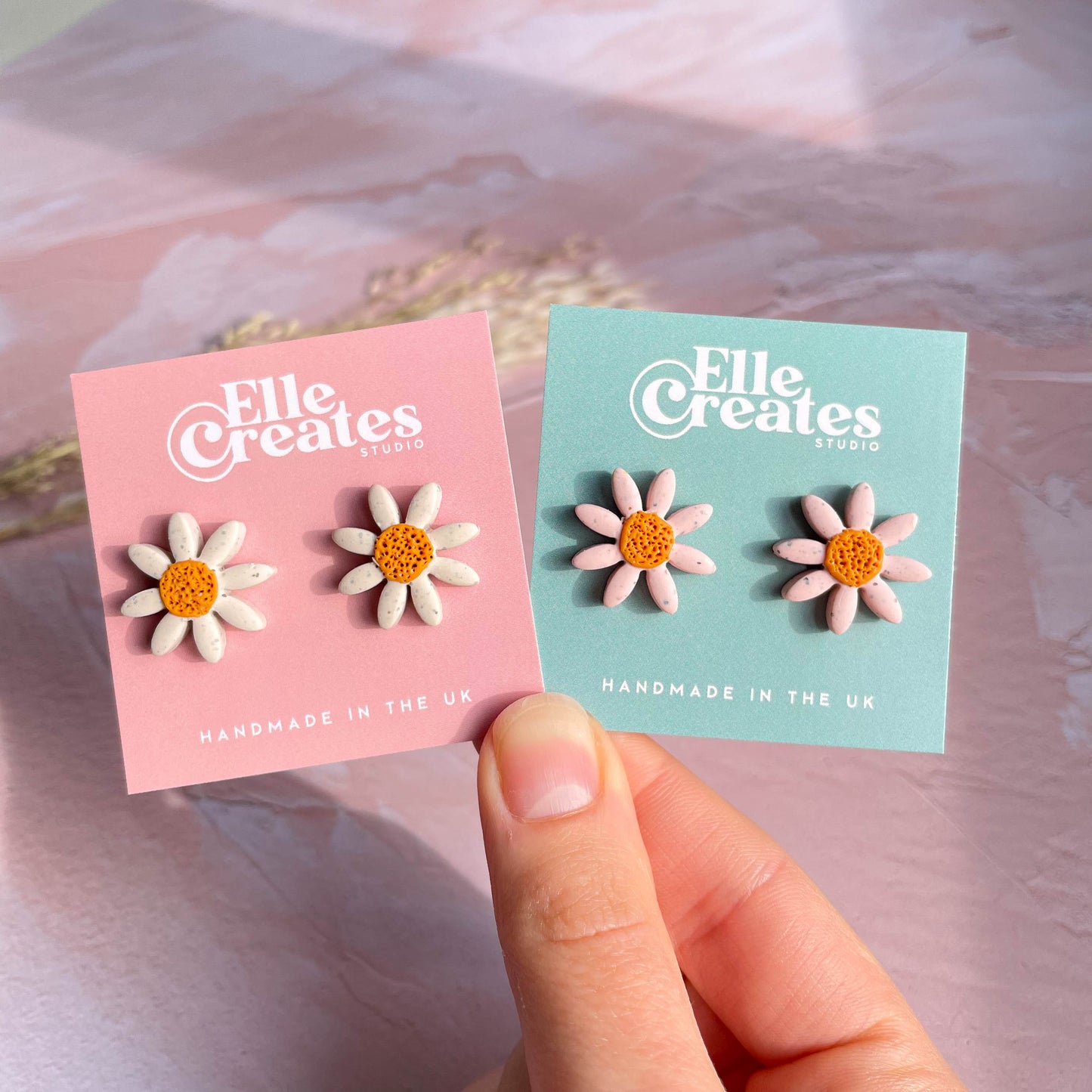 SPECKLED WHITE DAISY STUD EARRINGS
