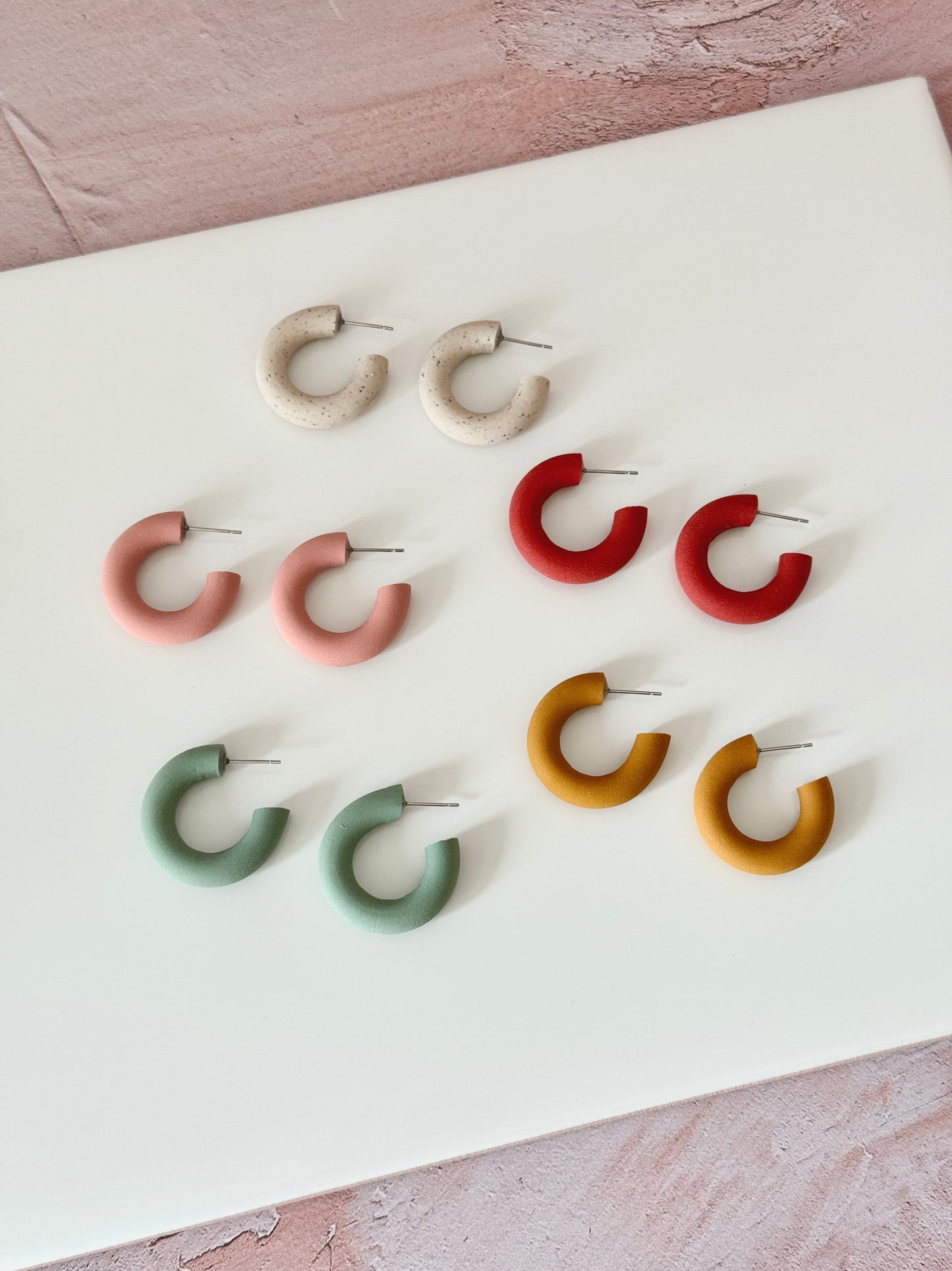 SMALL CLASSIC HOOP EARRING